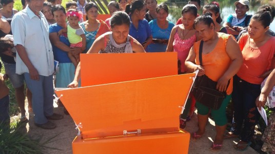 The trainers of Inti Illimani taught the people how to use their ovens, to open and close them without damaging the glass, to place them in the sun correctly, to dehydrate fruits and to make cakes